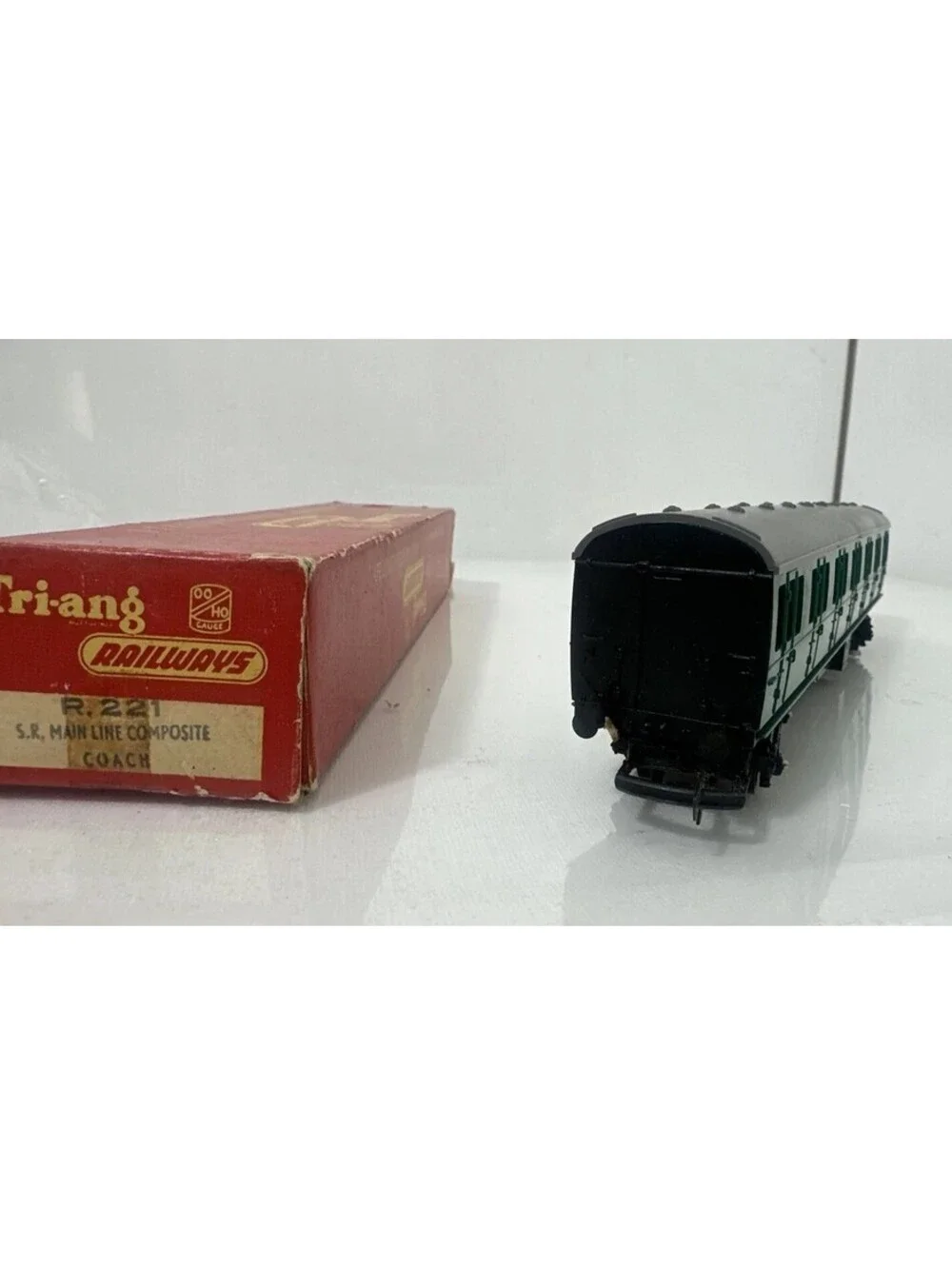Vintage Tri-ang OO Gauge Southern Region Malachite Green Coach & Van X4 Boxed